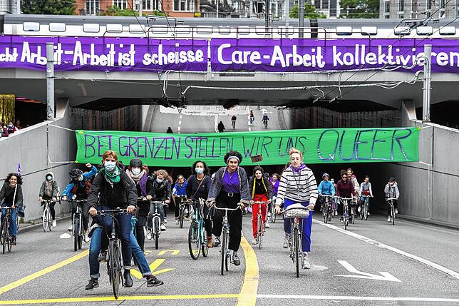 Frauen fahren am vergangenen Sonntag auf Fahrrädern und mit Transparenten durch die Stadt Zürich, um gegen Geschlechterungleichheit zu ...