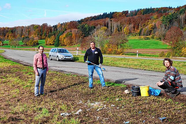 Der Klettgauer Bürgermeister Ozan Topcuogullari, Radovan Rabl und Achim Meyer (von links) beim Vorort-Termin beim Parkplatz an der ...