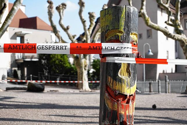 Im Kontrast zur fröhlichen Schnitzfigur am Johannisplatz in Waldshut stand das Verbot, den Spielplatz zu benutzen.