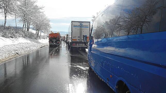 Auf der B 27 ist das Verkehrschaos von Hüfingen Richtung Blumberg am späten Freitagvormittag so groß, dass der Rückstau fast bis zur ...
