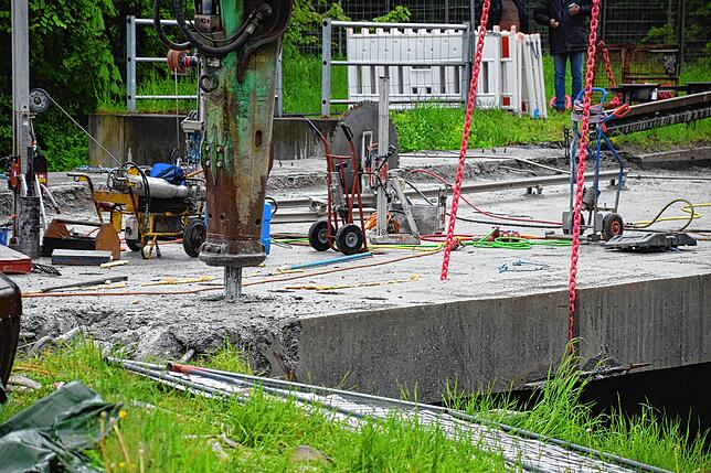 Mit einem Hammeraufsatz löst der Bagger die Brückenteile dort, wo eine Säge und Bohrungen bereits Vorarbeit geleistet haben.