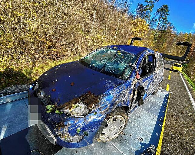 Das zerstörte Auto auf dem Anhänger des Abschleppwagens.