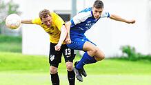 Dem FC Gutmadingen (Claudius Hirt, links) gelang gegen den Tabellendritten Radolfzell (Stefan Haselwander) eine faustdicke Überraschung. ...
