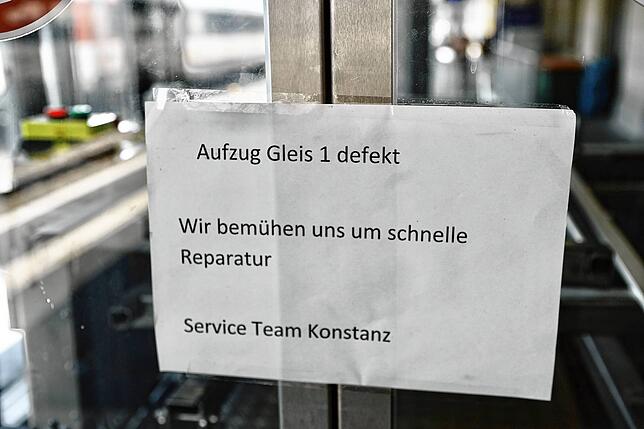 Noch am 11. September 2023 hängt am Konstanzer Bahnhof dieses Schild, zwölf Tage lang ist der Aufzug auf die Gleise außer Betrieb.