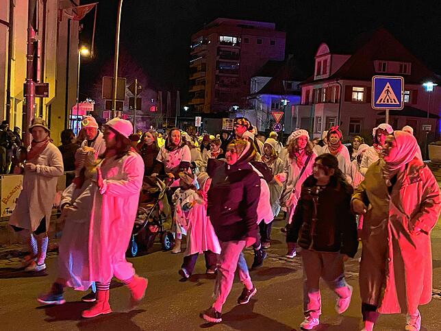 Bild 28: Weiße Narren ziehen durch Stockach: Die schönsten Bilder vom Hemedglonkerumzug und der Verbrennung