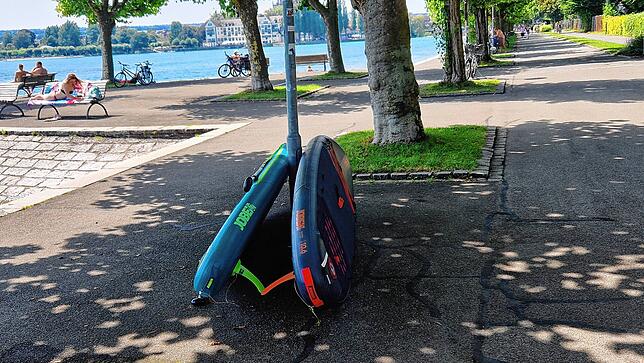 Auch Stand-Up-Paddling-Boards (SUP) liegen mitunter an der Seestraße. In diesem Fall blockieren sie nicht den Weg.