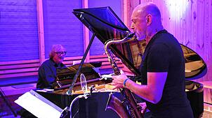 Jasper van ‚t Hof am Klavier und Arno Haas am Saxofon spielen im Owinger Golfclub ein Jazzkonzert der Spitzenklasse. Bild: Mardiros Tavit