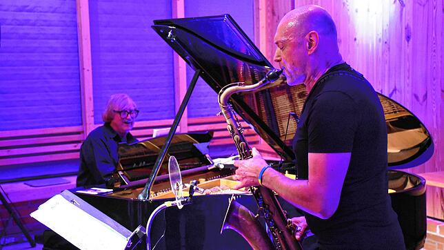 Jasper van ‚t Hof am Klavier und Arno Haas am Saxofon spielen im Owinger Golfclub ein Jazzkonzert der Spitzenklasse. Bild: Mardiros Tavit