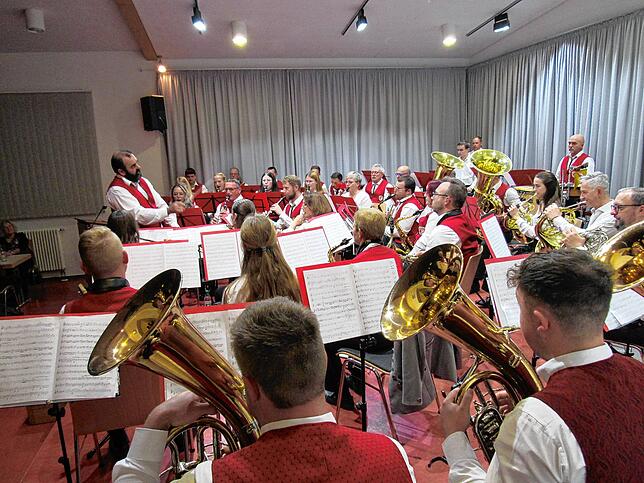 Die Musikkapelle von Rohrdorf bei ihrem Auftritt im Gemeindesaal von Menningen. Sie stellt großes musikalisches Können unter Beweis.