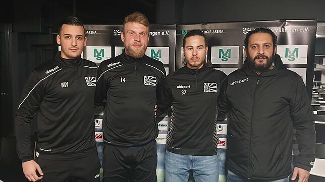 Marcel (links) und Arash Yahyaijan (rechts) freuen sich über die Vertragsverlängerung von Patrick Peters (Nummer 14) und Volkan Bak.