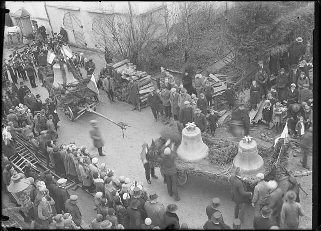 Bei der Anlieferung der neuen Kirchenglocken für St. Oswald auf mehreren geschmückten Holzwagen standen viele Zuschauer an den Straßen. ...