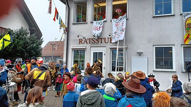 Närrisches Treiben vor dem Rathaus in Kluftern. Im westlichen Häfler Teilort haben die Narren nach dem Rathaussturm nun endgültig die ...