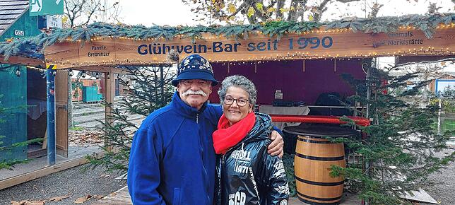 Michael und Sandra Breuninger vor ihrem Stand auf dem Konstanzer Weihnachtsmarkt im Jahr 2022. Dieses Bild wird es so nicht mehr geben.