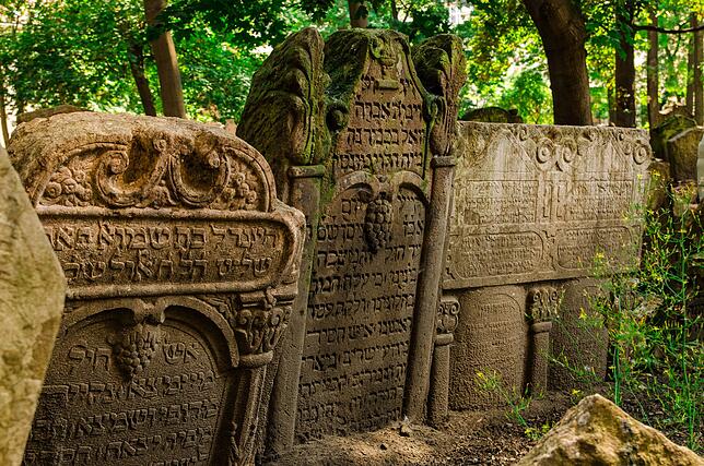 Grabsteine auf dem alten jüdischen Friedhof in der Prager Altstadt.