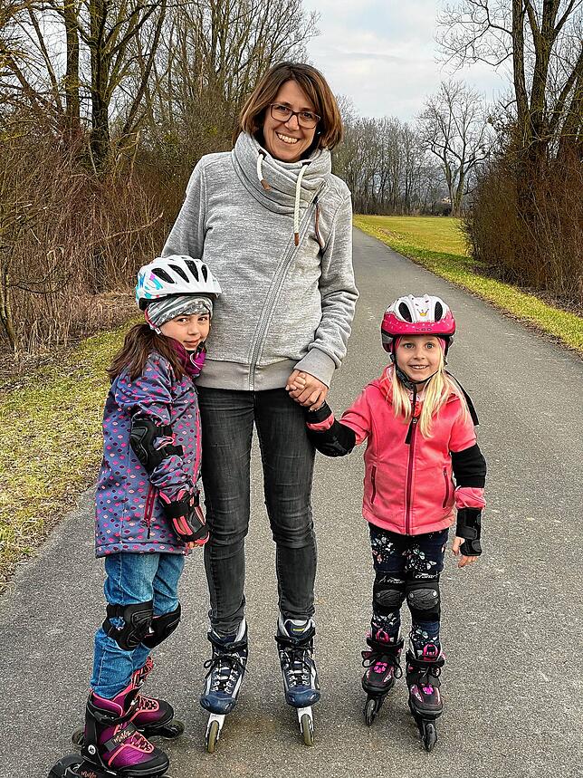 Maja (7), Carola und Tessa (5) Gehring bei ihrem Ausflug in die Natur auf vier Rollen. Hier haben sie aus nächster Nähe einen Biber ...