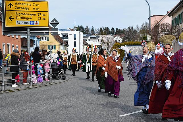 Bild 26: Bilder vom Narrenbaum-Umzug in Stockach mit Schaulustigen