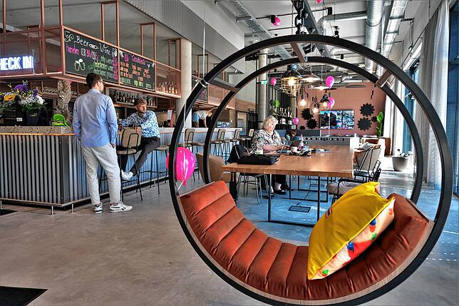 Die Lobby des Moxy-Hotels in Simmern. Ein Hotel, das ebenso wie dieses ein „Lifestyle-Hotel“ einer internationalen Kette ...