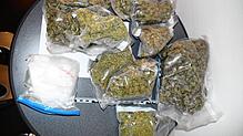 Knapp ein Kilogramm Marihuana und Amphetamine, wie auf unserem Archivbild von einer anderen Drogenrazzia im Sommer 2023 zu sehen, teils ...
