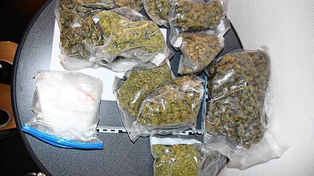 Knapp ein Kilogramm Marihuana und Amphetamine, wie auf unserem Archivbild von einer anderen Drogenrazzia im Sommer 2023 zu sehen, teils ...
