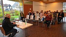 Vor rund 20 Teilnehmern referierte der Leiter der Sozialpastorale der Erzdiözese Freiburg, Thomas Dietrich (links), im katholischen ...