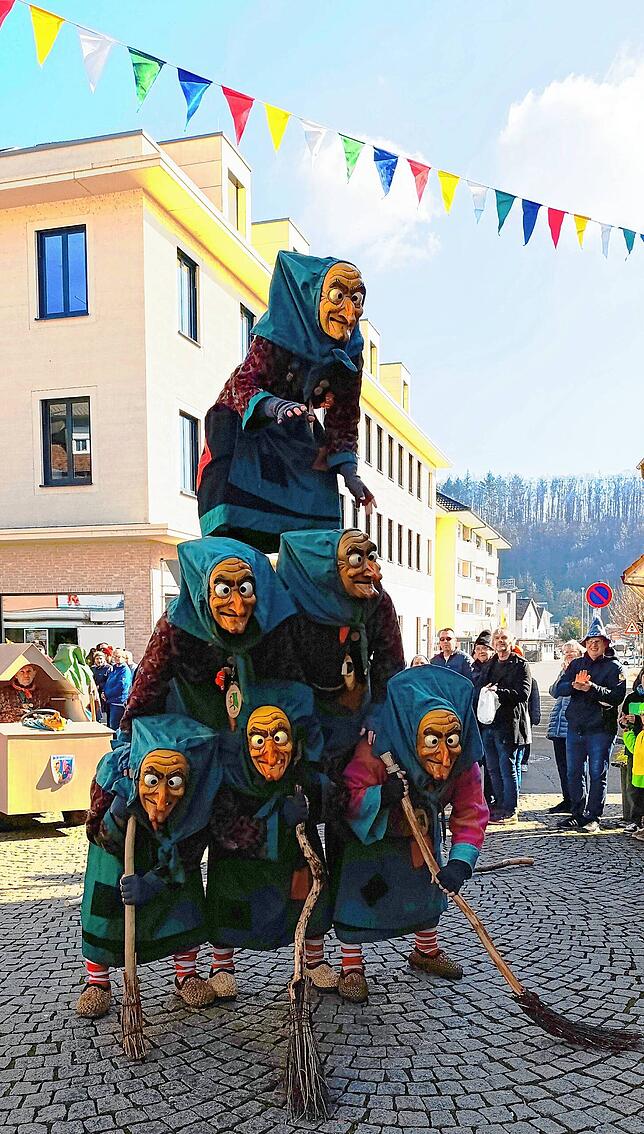 Die Schlosshexen Tiengen bauten für die Besucher das ein oder andere Mal eine Pyramide.