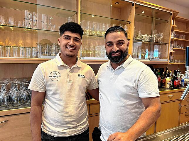 Bilal Mustafa (links) und sein zukünftiger Chef Tasso Daoultzis verstehen sich gut. Dem 38-Jährigen ist es wichtig, dem jungen Syrer die ...