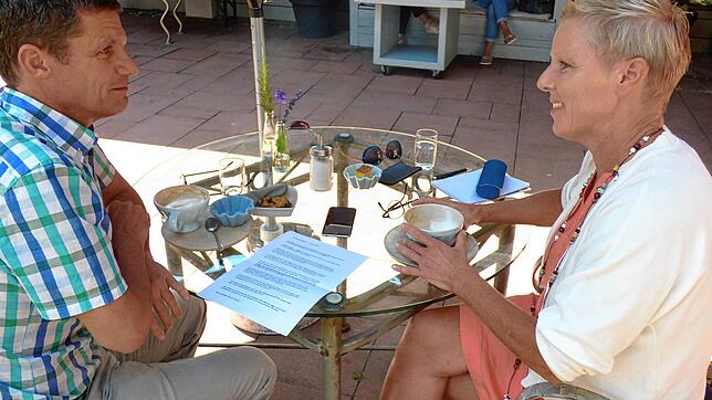 SÜDKURIER-Mitarbeiterin Helga Stützenberger im Gespräch mit Jochen Jehle, der als Lehrer am Gymnasium des BZM auf ein turbulentes ...