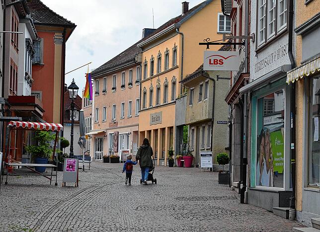 Hoffen auf Lockerungen: Noch ist die Innenstadt tagsüber oft leergefegt. Die Markdorfer Einzelhändler hoffen nun wieder auf mehr Umsatz, ...