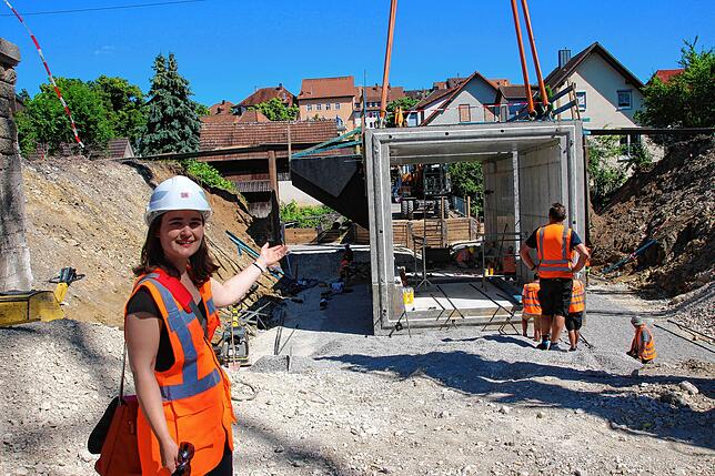Projektleiterin Sonja Lieser-Weber freut sich, dass der Bau der Engener Bahnbrücke Ballenbergstraße gut vorangeht.
