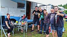 Auf einem Campingplatz findet man ohnehin schnell Anschluss. Und Metalfans sind ein offenes und freundliches Volk. &bdquo;Wir sind ...