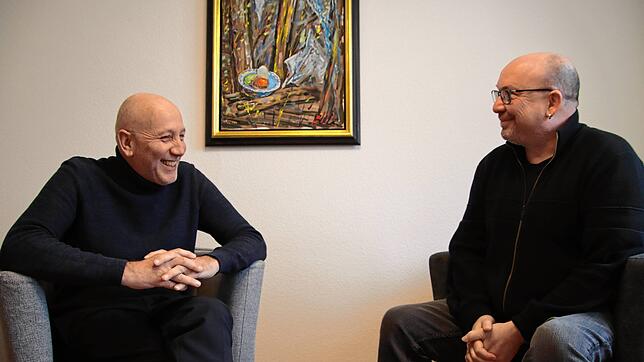 Pfarrer Heinz Vogel (links) und Pastoralreferent Clemens Trefs (rechts) übernehmen zusammen mit Günter Schmidt die Rollen der ...