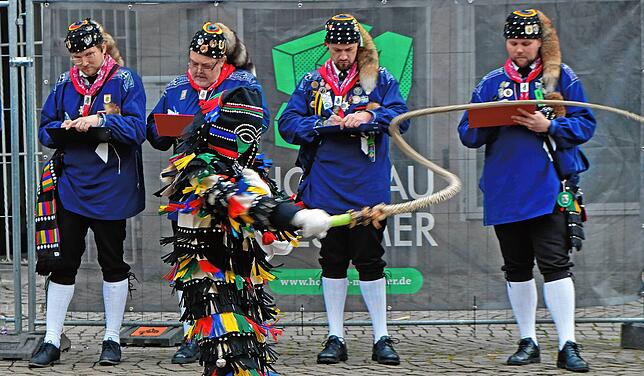 Bild 22: Große und kleine Hänsele ließen die Karbatschen in Überlingen knallen
