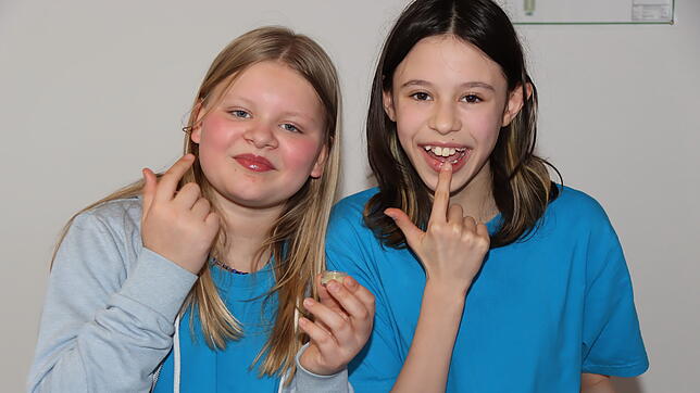 Linn Hesse und Hanna Morstein (von links) sind Fans ihrer eigenen natürlichen Lippenpflegecreme. Die beiden Mädchen verraten, wie ...