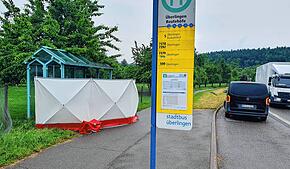 Ein toter Mann wurde am Donnerstagmorgen an der Bushaltestelle Reutehöfe entlang der L200 in Überlingen aufgefunden. Ein Sichtschutz ...