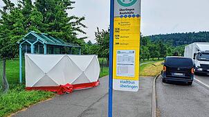 Ein toter Mann wurde am Donnerstagmorgen an der Bushaltestelle Reutemühle entlang der L200 in Überlingen aufgefunden. Ein Sichtschutz ...