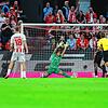 Jakub Kaminski ( 1. FC Köln, l) erzielt das Tor zum 1:0 das der Freiburger Torwart Noah Atubolu (M) nicht verhindern kann.