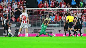 Jakub Kaminski ( 1. FC Köln, l) erzielt das Tor zum 1:0 das der Freiburger Torwart Noah Atubolu (M) nicht verhindern kann.