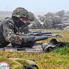 Handlungsabläufe werden wiederholt, bis sie automatisiert sind. Die Rekruten üben im Liegen den Umgang mit dem Gewehr G&nbsp;36. Bilder: ...