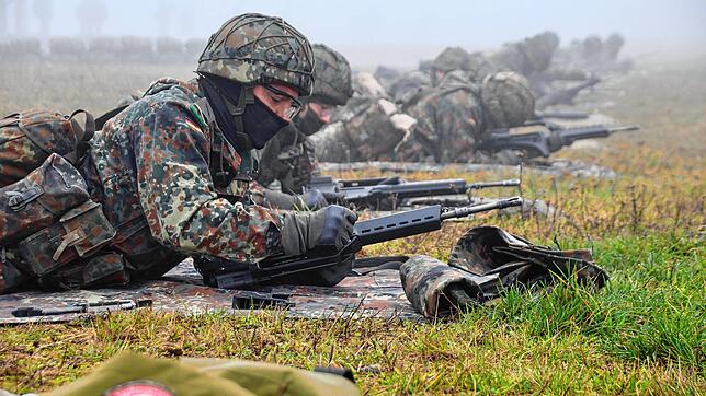 Handlungsabläufe werden wiederholt, bis sie automatisiert sind. Die Rekruten üben im Liegen den Umgang mit dem Gewehr G&nbsp;36. Bilder: ...