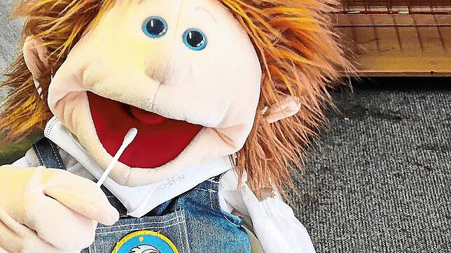 Die Handpuppe Theo macht zur Demonstration für die Mädchen und Jungen im Kindergarten St. Antonius in Schönwald einen Selbsttest.