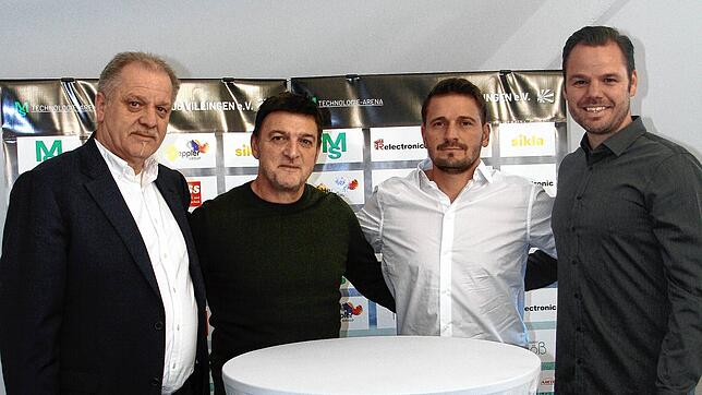 FC 08-Finanzvorstand Reinhard Warrle (von links), Sportvorstand Denis Stogiannidis, der neu verpflichtete Co-Trainer Adam Adamos und FC ...