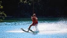 SÜDKURIER-Leser Tobias Keller ist passionierter Skifahrer. Auch auf Wasserskiern macht er eine gute Figur. Er ist einer von zwei ...
