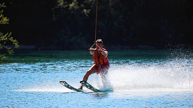SÜDKURIER-Leser Tobias Keller ist passionierter Skifahrer. Auch auf Wasserskiern macht er eine gute Figur. Er ist einer von zwei ...