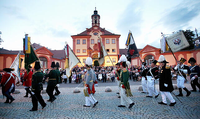 Carl Herzog von Württemberg feiert 80. Geburtstag Bürgerwehren aus ganz Baden-Württemberg treten zu Ehren von Carl Herzog von Württemberg am 31.07.2016 vor Schloss Altshausen an.