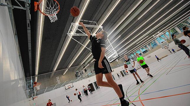 Die Sechstklässler des Gymnasiums Überlingen waren am Montagmorgen, 19. Oktober, die ersten Schülerinnen und Schüler, die das neue ...