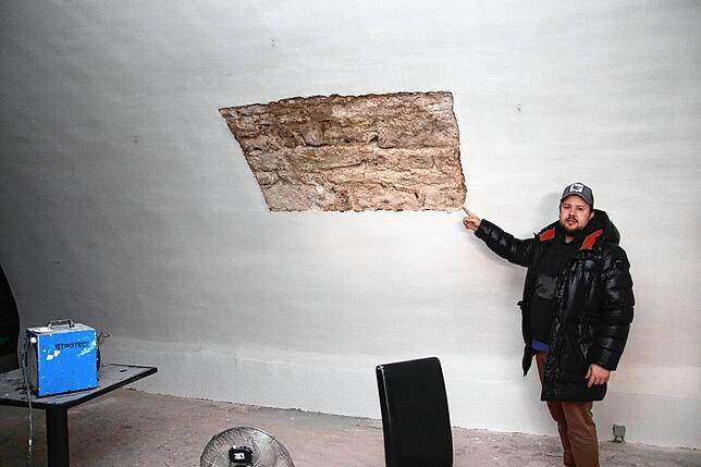 Im Untergeschoss zeigt Maximilian Burkard auf jene Stelle im Kellergewölbe, wo ein massiver Wasserschaden aufgetreten ist. Ein weiterer ...