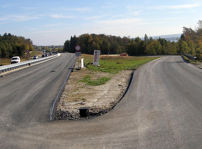 Das ist die neue Abfahrt von der vierspurigen B 33 zum Kreisel, von dem aus es dann Richtung Allensbach und Markelfingen geht. Die ...
