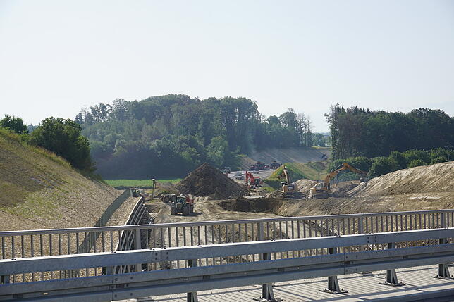 Die Brücke über die neue B 31 am Knoten Schnetzenhausen ist schon seit einigen Wochen in Betrieb. Darunter sind die Arbeiten voll ...
