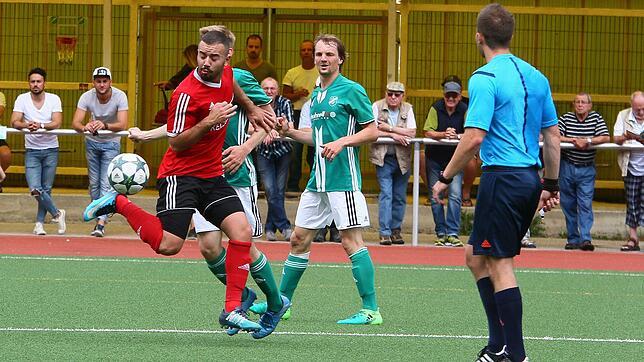 Starker Auftritt: Raffaele Ponzo (vorn, links auf unserem Archivbild) spielte beim 5:1 des SV Jestetten gegen den FV Lörrach-Brombach II ...