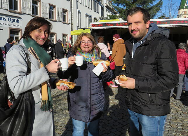 Viele Berufstätige nutzen die Mittagspause um über den Kloosemärt zu bummeln. Babara Schneckenburger, Michaela Kaltenbach und Florian ...